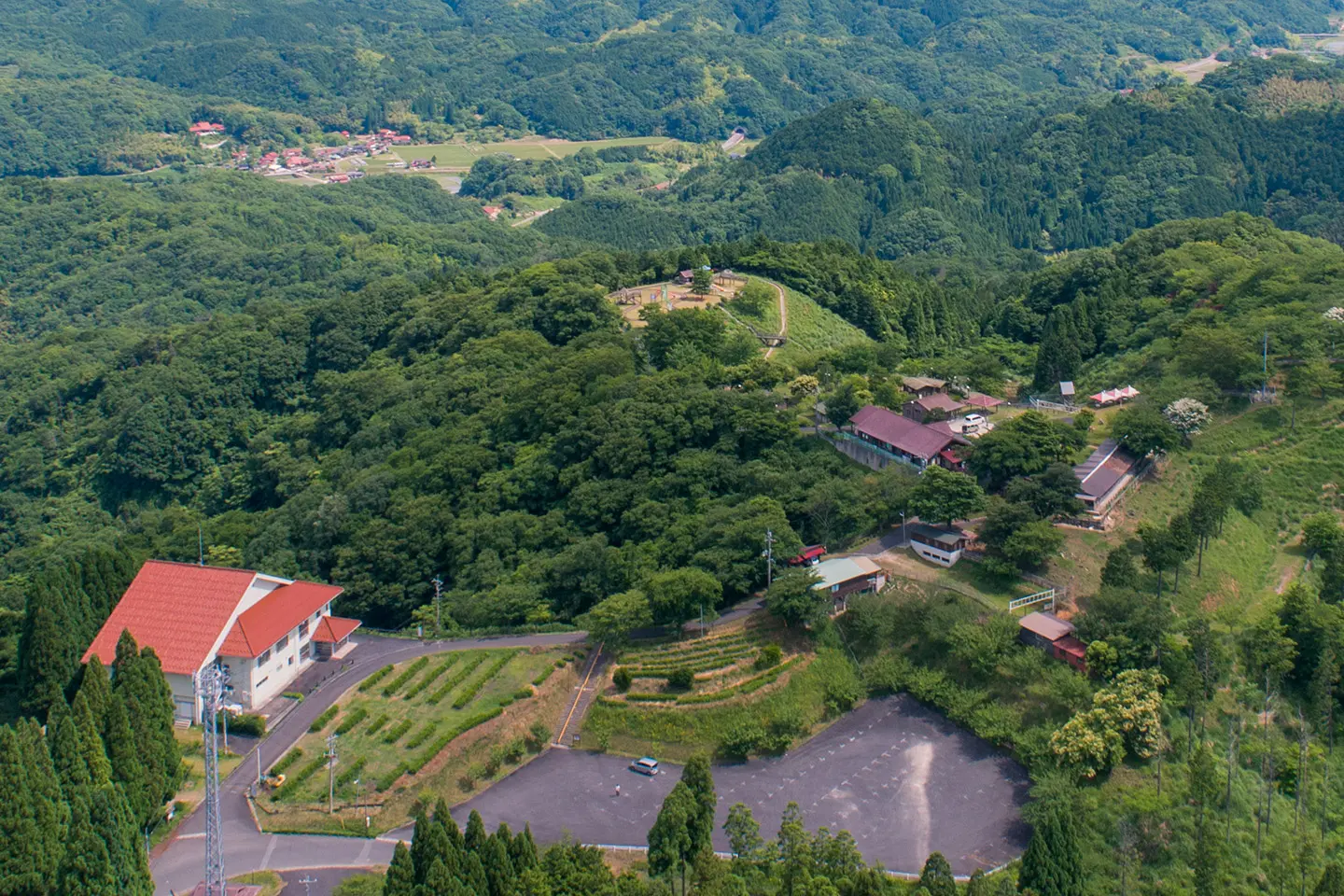 上の台緑の村と周囲の山々を望む空撮