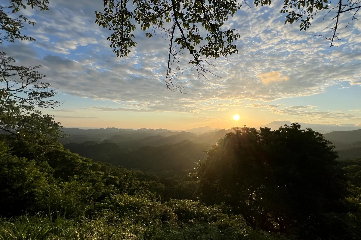 上の台緑の村から望む朝日と山々