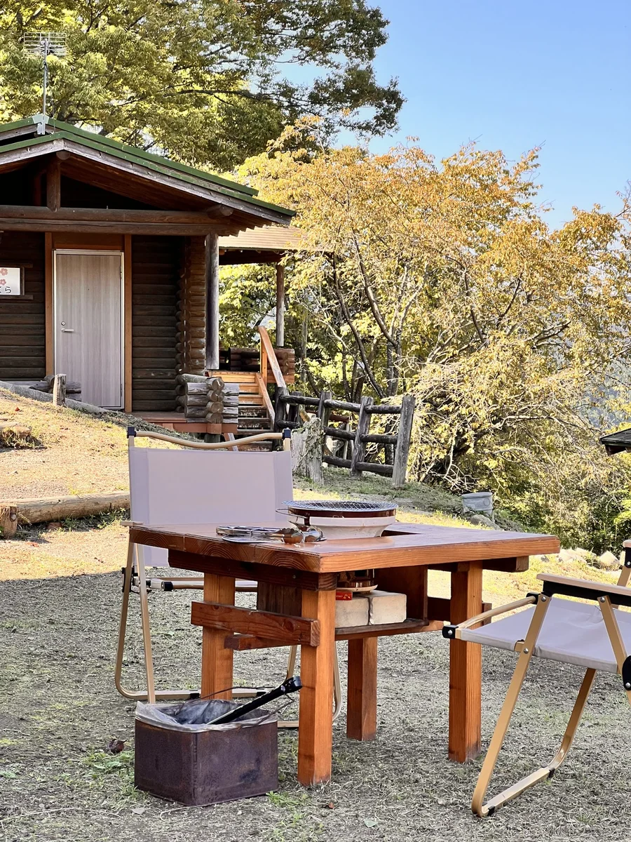 コテージ前の屋外テーブルと七輪